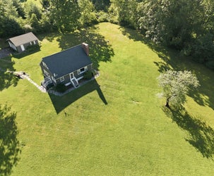 Meadowside Magic: A Charming Cape Cod Cottage Retreat in the Catskills